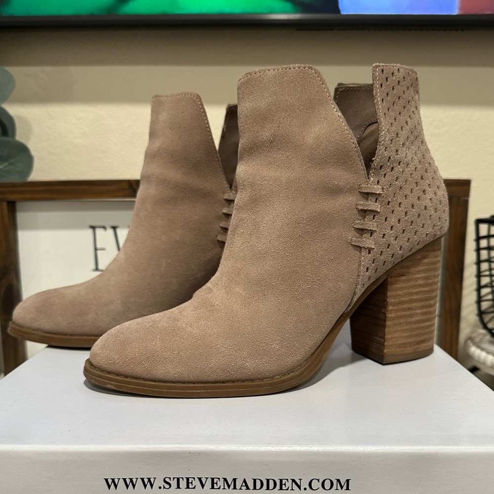 Steve Madden Women's Shepp Boots Size 7.5 Taupe Tan Suede V-Notch Block Heel